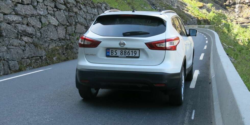 OVERBEVISER: Nissan Qashqai overbeviser oss mer i rimelig forhjulsdreven versjon, enn som mer kostbar 4WD-modell. Her henger egenskaper og pris bedre sammen. Bilen oppleves som svært lettkjørt, enkel og praktisk til familiebruk. OVERBEVISER: Nissan Qashqai overbeviser oss mer i rimelig forhjulsdreven versjon, enn som mer kostbar 4WD-modell. Her henger egenskaper og pris bedre sammen. Bilen oppleves som svært lettkjørt, enkel og praktisk til familiebruk.