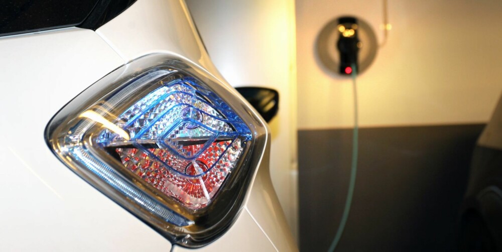 PYNT: De små baklyktene har også fått særegene form. Det bidrar til at Renault Zoe skiller seg litt fra andre småbiler også i utseendet. Ladetiden med veggboksen på 3,6 kWh målte vi til knappe ni timer. FOTO: Petter Handeland PYNT: De små baklyktene har også fått særegene form. Det bidrar til at Renault Zoe skiller seg litt fra andre småbiler også i utseendet. Ladetiden med veggboksen på 3,6 kWh målte vi til knappe ni timer. FOTO: Petter Handeland