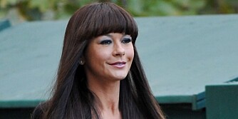 TUNG PANNELUGG: Selv om dette ikke er Catherine Zeta Jones (45) sin faste frisyre, men en som ble brukt under filminnspilling, ser vi fort hvor uheldig det er for skjønnheten. TUNG PANNELUGG: Selv om dette ikke er Catherine Zeta Jones (45) sin faste frisyre, men en som ble brukt under filminnspilling, ser vi fort hvor uheldig det er for skjønnheten.