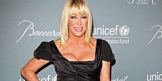 PINNERETT: Selv om Suzanne Somers (67) er kjent for sine nydelige krøller i tv-seriene Three's Company og Step-by-Step, har den vakre skuespilleren heller sportet en rett frisyre de siste årene. Men er det egentlig så heldig? PINNERETT: Selv om Suzanne Somers (67) er kjent for sine nydelige krøller i tv-seriene Three's Company og Step-by-Step, har den vakre skuespilleren heller sportet en rett frisyre de siste årene. Men er det egentlig så heldig?