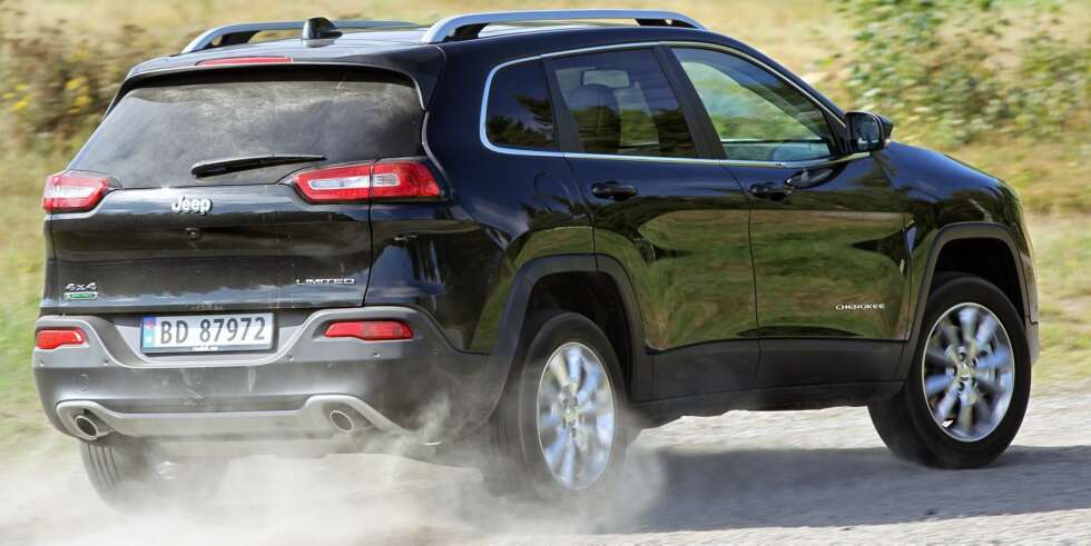 MED STØVLENE PÅ: Jeep Cherokee liker seg godt når den får grusvei under hjulene. MED STØVLENE PÅ: Jeep Cherokee liker seg godt når den får grusvei under hjulene.