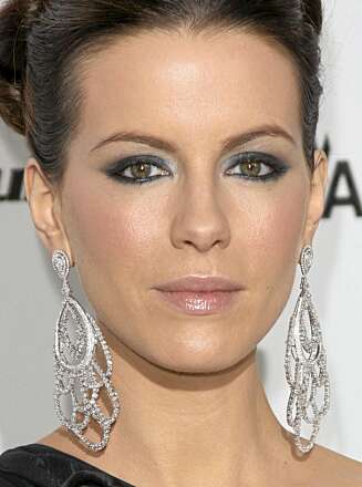 FARGER: Brunetter kler farger, så det er bare å boltre seg! Her ser vi Kate Beckinsale sine varmbrune øyne mot blågrå øyeskygge. FARGER: Brunetter kler farger, så det er bare å boltre seg! Her ser vi Kate Beckinsale sine varmbrune øyne mot blågrå øyeskygge.