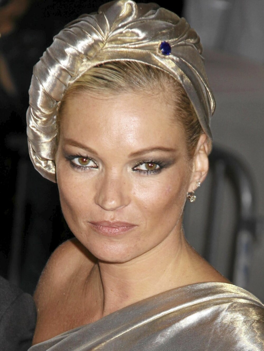 GLOSSY: Skinnende øyeskygge er en sikker vinner denne sesongen. Her er Kate Moss glossy fra topp til tå. GLOSSY: Skinnende øyeskygge er en sikker vinner denne sesongen. Her er Kate Moss glossy fra topp til tå.
