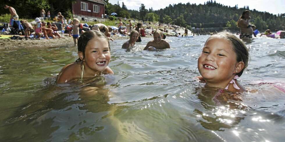 TRYGG I SOLA: Her er tingene barna trenger i sommervarmen. TRYGG I SOLA: Her er tingene barna trenger i sommervarmen.
