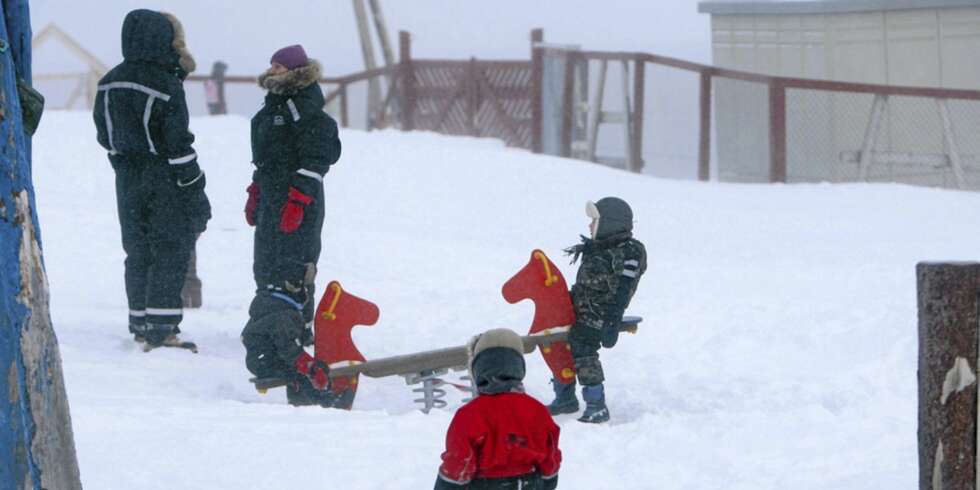 KULDEGRENSA: Ungene i Longyearbyen barnehage leker ute til til tross for - 15 C og frisk bris. Farlig, mener lege Ole Fyrand. KULDEGRENSA: Ungene i Longyearbyen barnehage leker ute til til tross for - 15 C og frisk bris. Farlig, mener lege Ole Fyrand.