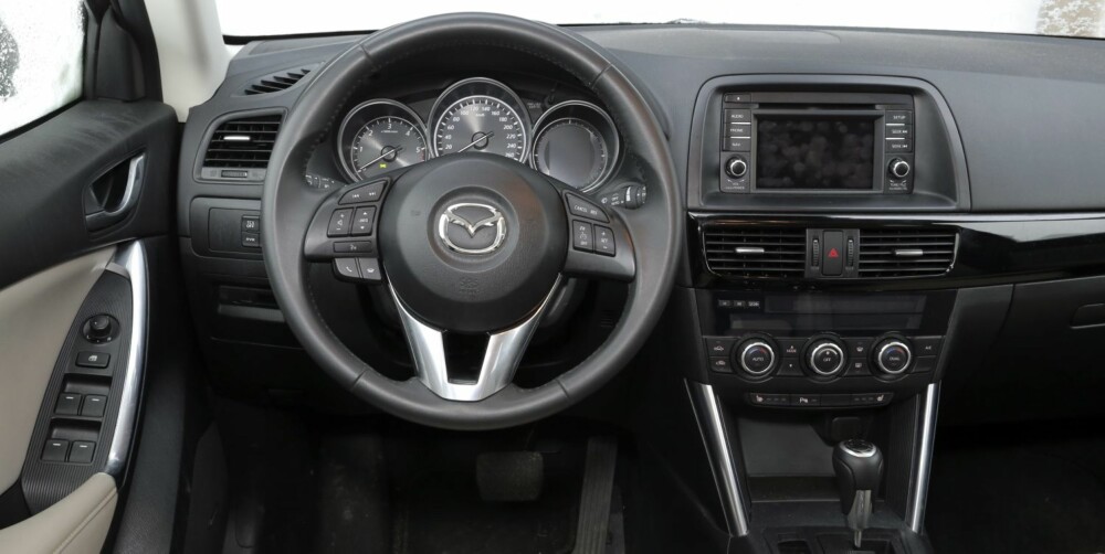 FARGELØST: Mazda CX-5 har et fint interiør, men ""look, touch, feel""-faktoren henger merkbart etter dyrere prestisje-SUV-er. FARGELØST: Mazda CX-5 har et fint interiør, men ""look, touch, feel""-faktoren henger merkbart etter dyrere prestisje-SUV-er.