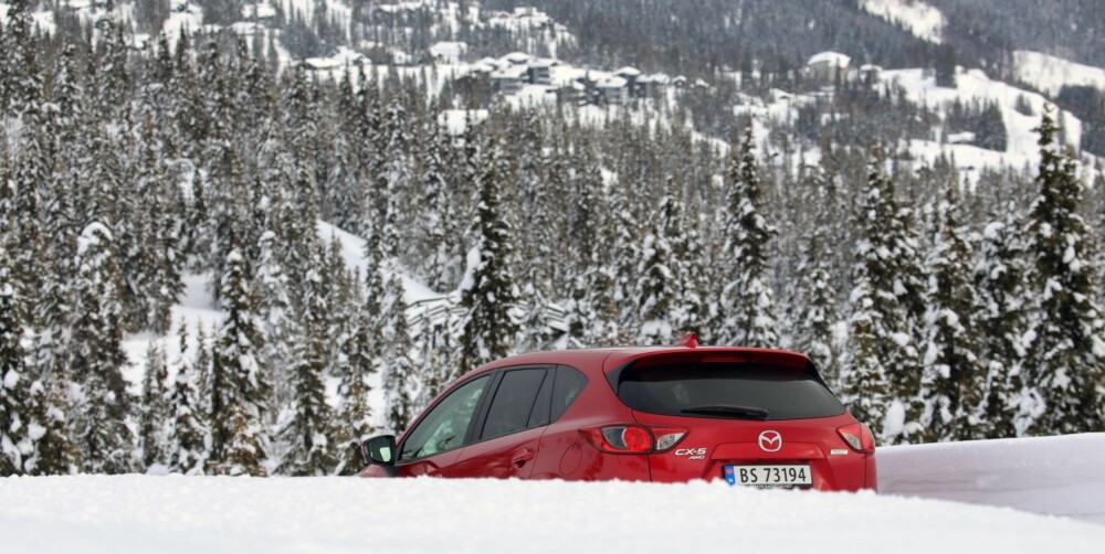 OPP OG UT: Mazda CX-5 er en fin vinterbil, og trives på snøføre. OPP OG UT: Mazda CX-5 er en fin vinterbil, og trives på snøføre.