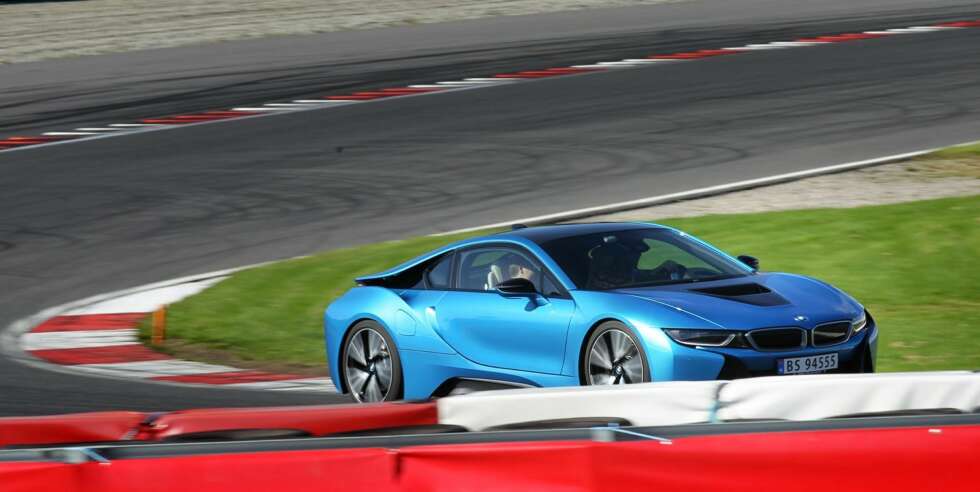 SVÆRT POTENT: i8 ser ut som en supersportsbil og går som en supersportsbil, men egner seg ikke like godt til banekjøring som biler som Audi R8 og Porsche 911. SVÆRT POTENT: i8 ser ut som en supersportsbil og går som en supersportsbil, men egner seg ikke like godt til banekjøring som biler som Audi R8 og Porsche 911.