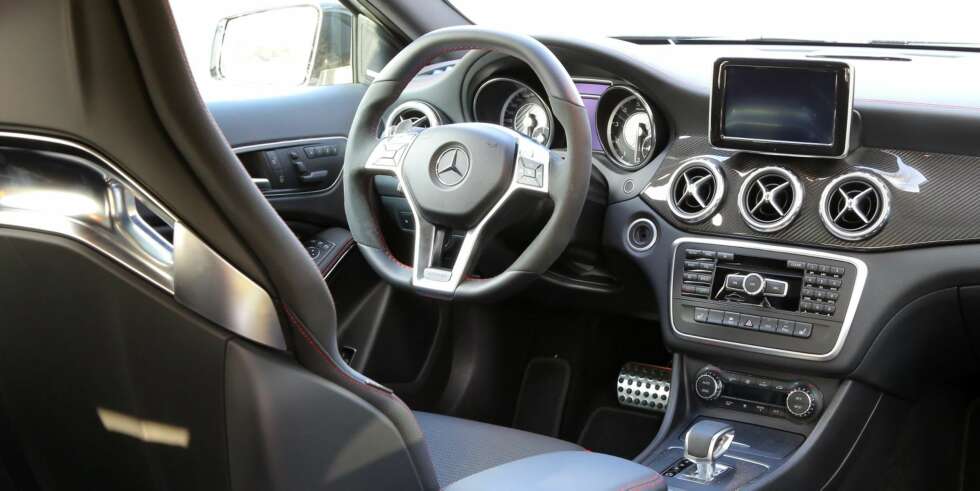 SPORTY: Stilen er umiskjennelig GLA, men detaljene går i sportslig AMG-stil. SPORTY: Stilen er umiskjennelig GLA, men detaljene går i sportslig AMG-stil.