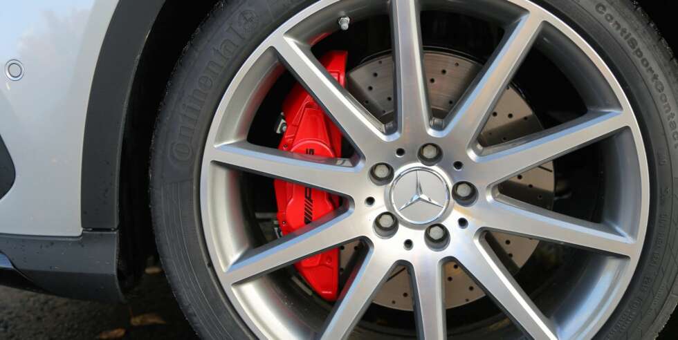 IKKE NOE TULL: Solide bremser er en like naturlig del av Mercedes-Benz GLA 45 AMG som den kraftige motoren. Heldigvis. IKKE NOE TULL: Solide bremser er en like naturlig del av Mercedes-Benz GLA 45 AMG som den kraftige motoren. Heldigvis.