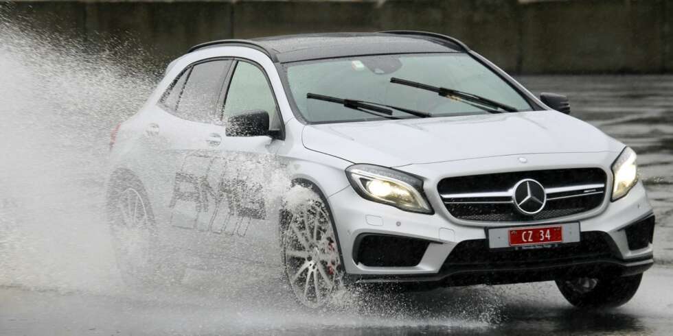 PRIORITET SPORT: Det er veiegenskaper og akselerasjon som teller i Mercedes-Benz GLA 45 AMG. Da får det heller være at langturskomforten lider under hjulstøy. PRIORITET SPORT: Det er veiegenskaper og akselerasjon som teller i Mercedes-Benz GLA 45 AMG. Da får det heller være at langturskomforten lider under hjulstøy.
