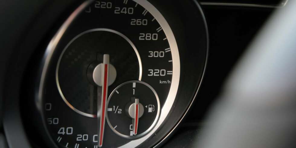 IKKE HELT: Speedometeret sier 320, men toppfarten er sperret på 250 km/t. Det holder for de fleste. IKKE HELT: Speedometeret sier 320, men toppfarten er sperret på 250 km/t. Det holder for de fleste.