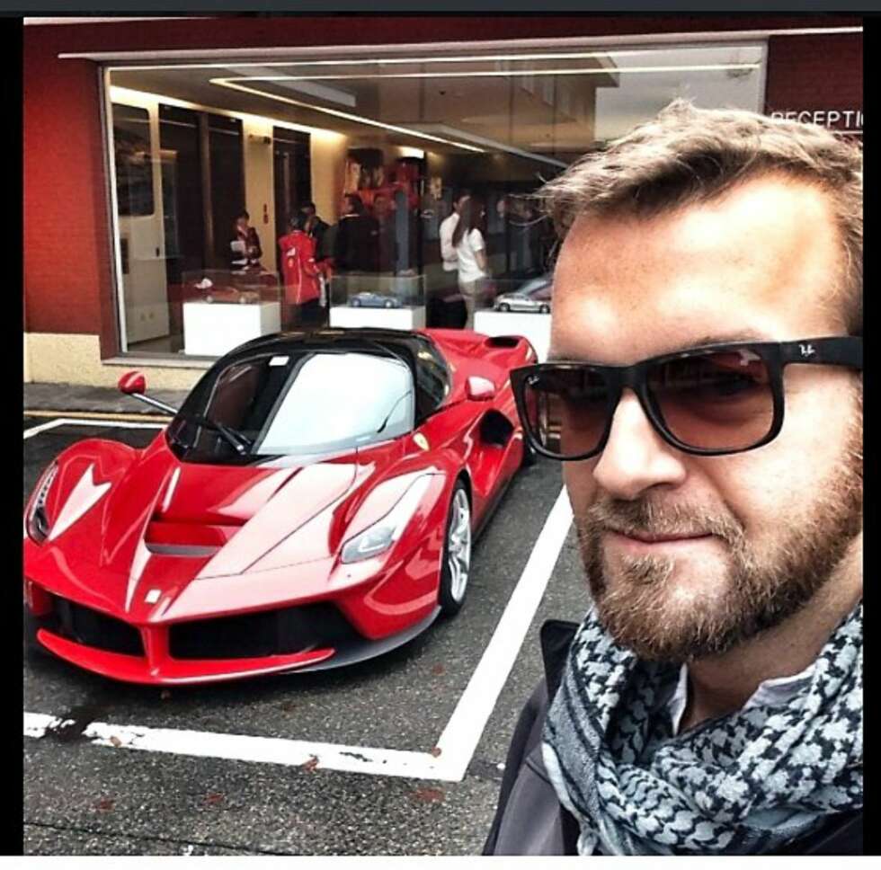 SELFIE: Ferrari LaFerrari og Tom Ford. SELFIE: Ferrari LaFerrari og Tom Ford.