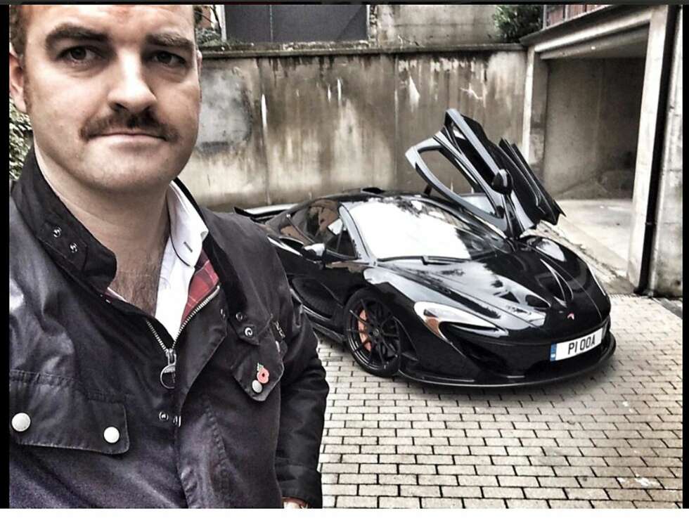 SELFIE: McLaren P1 og Charlie Turner. SELFIE: McLaren P1 og Charlie Turner.