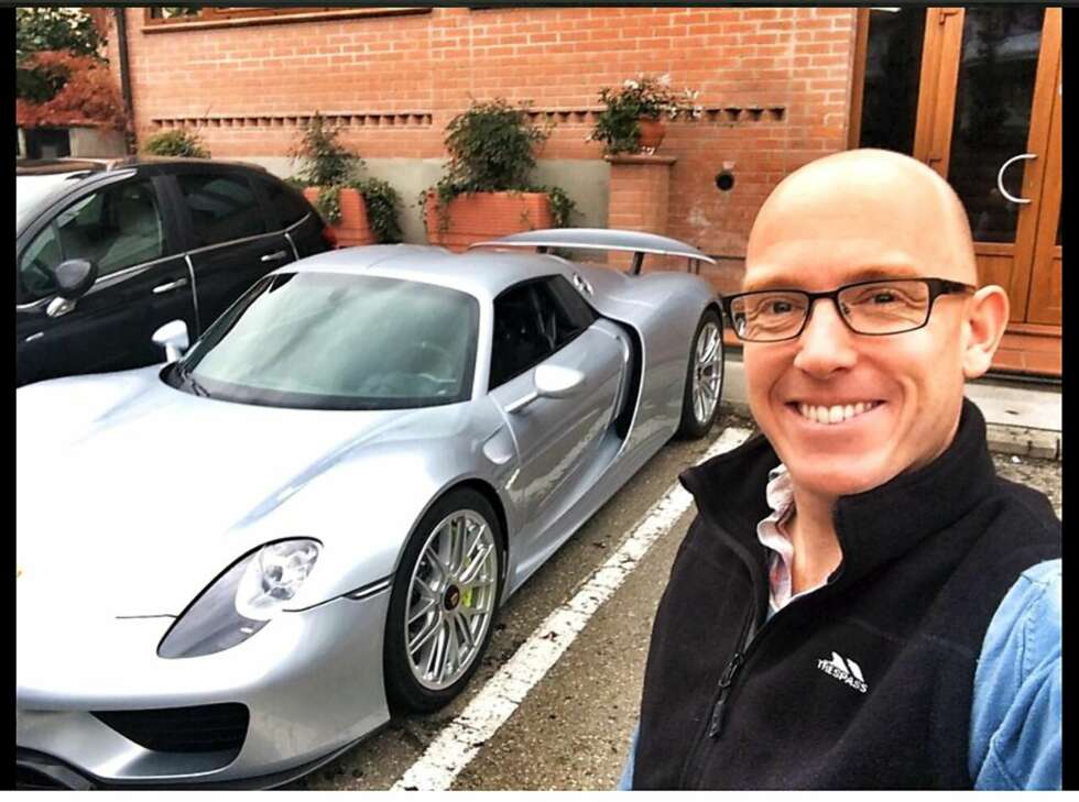 SELFIE: Porsche 918 Spyder og Ollie Marriage. SELFIE: Porsche 918 Spyder og Ollie Marriage.