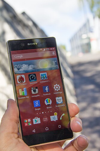 GOD I DAGSLYS: Skjermen på Sony Xperia Z3+ er god også i dagslys. GOD I DAGSLYS: Skjermen på Sony Xperia Z3+ er god også i dagslys.