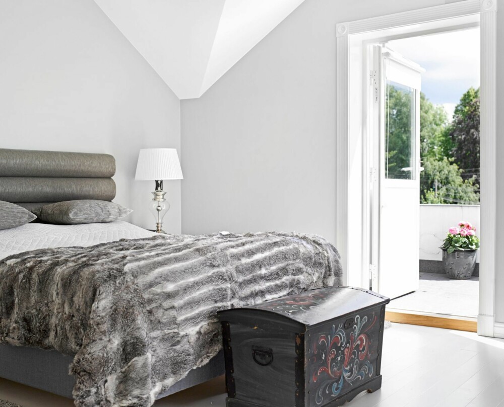 SUS OG DUS: Soverommets rolige nyanser gir en dus ramme rundt nattesøvnen, med utgang direkte til balkongen i andre etasje. Gavl, puter og nattbord er fra Jensen Majestic. SUS OG DUS: Soverommets rolige nyanser gir en dus ramme rundt nattesøvnen, med utgang direkte til balkongen i andre etasje. Gavl, puter og nattbord er fra Jensen Majestic.
