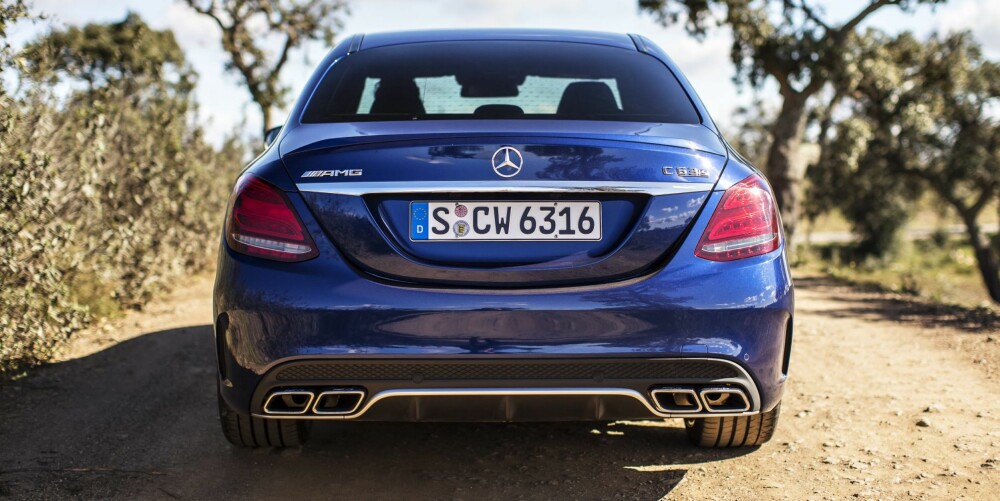 AMG: En liten spoiler på bagasjelokket, samt et par lite iøynefallende firkantede eksosrør på hver side bak, avslører at dette ikke er en helt vanlig C-klasse. AMG: En liten spoiler på bagasjelokket, samt et par lite iøynefallende firkantede eksosrør på hver side bak, avslører at dette ikke er en helt vanlig C-klasse.