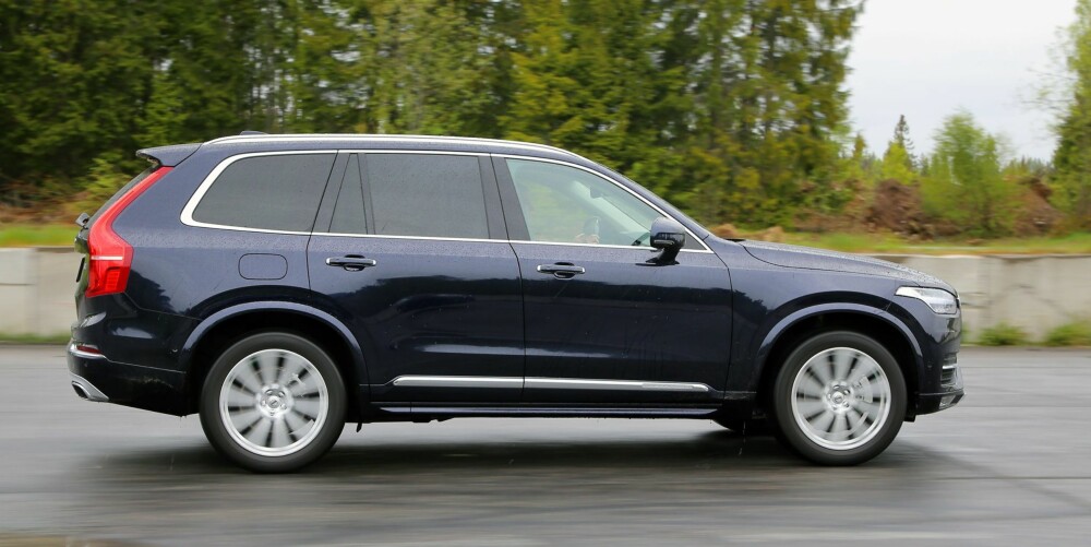 KONSERVATIV: Mens bildene Volvo slapp av konseptutgaven av XC90 visste en SUV med nærmest dristige linjer, er produksjonsutgaven blitt temmelig konservativ. Vi synes utseende passer godt til egenskapene: Her er det ordning och reda. KONSERVATIV: Mens bildene Volvo slapp av konseptutgaven av XC90 visste en SUV med nærmest dristige linjer, er produksjonsutgaven blitt temmelig konservativ. Vi synes utseende passer godt til egenskapene: Her er det ordning och reda.