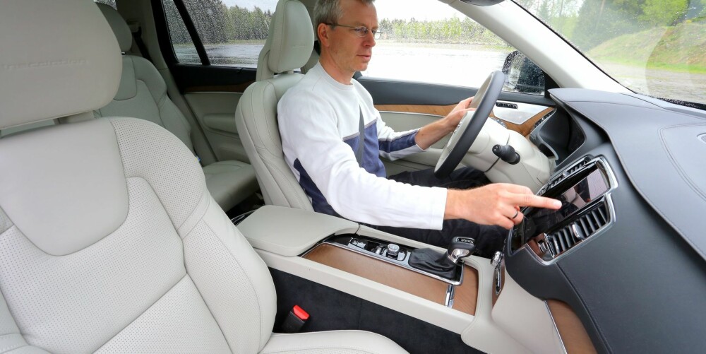 ARMSLAG: Det er god plass på i ale seter i Volvo XC90. Fra førersetet har man god oversikt og bra kontroll med hvor bilens hjørner er. Et mylder av elektroniske hjelpere kan assistere sjåføren der det er trangt, så sant du koster på bilen litt ekstra. ARMSLAG: Det er god plass på i ale seter i Volvo XC90. Fra førersetet har man god oversikt og bra kontroll med hvor bilens hjørner er. Et mylder av elektroniske hjelpere kan assistere sjåføren der det er trangt, så sant du koster på bilen litt ekstra.