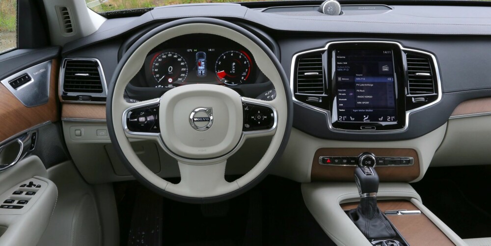 RYDDIG: Volvo har fjernet knappemylderet som har preget dashbordet i andre biler fra merket. I stedet har en stor skjerm - den fungere slik som et nettbrett - tatt over veldig mange betjeningsfunksjoner. Det er lett å finne fram på skjermen. RYDDIG: Volvo har fjernet knappemylderet som har preget dashbordet i andre biler fra merket. I stedet har en stor skjerm - den fungere slik som et nettbrett - tatt over veldig mange betjeningsfunksjoner. Det er lett å finne fram på skjermen.
