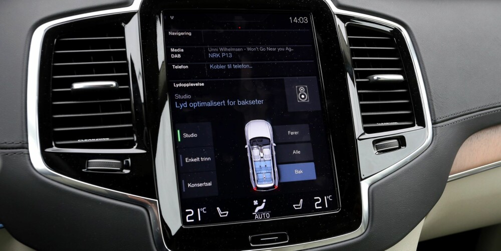PENT: Vi har aldri brukt så kort tid på å bli kjent med et avansert betjeningssystem som i Volvo XC90. Vi tipper at enkelte tyske bilprodusenter lurer på hva de skal gjøre med sine systemer nå. PENT: Vi har aldri brukt så kort tid på å bli kjent med et avansert betjeningssystem som i Volvo XC90. Vi tipper at enkelte tyske bilprodusenter lurer på hva de skal gjøre med sine systemer nå.