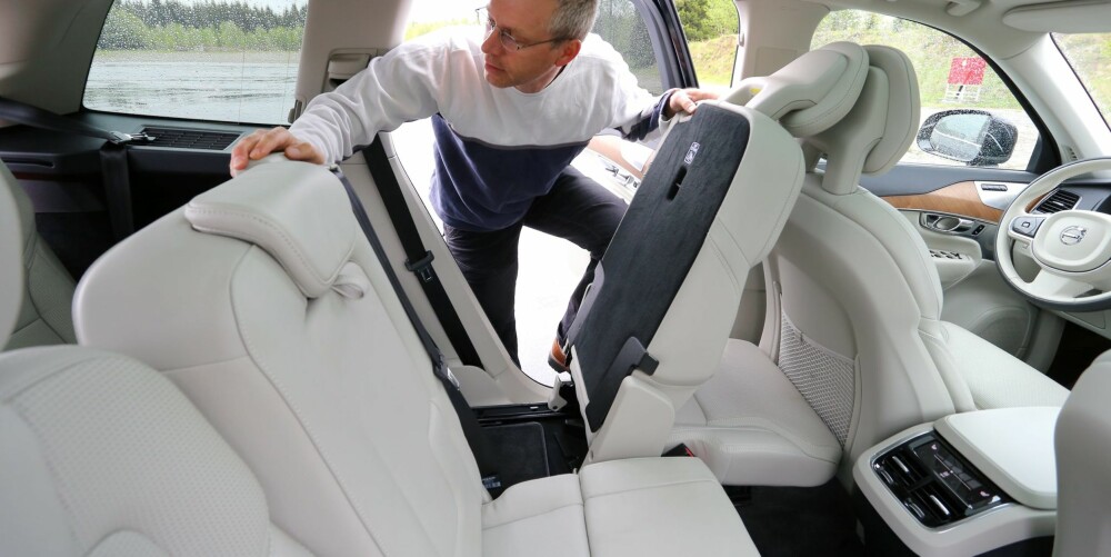 GOD PLASS: Volvo XC90 har bedre seter og mye bedre plass enn konkurrenten BMW X5 i både andre og tredje seterad. Det er enkelt å reise opp eller slå sammen setene. GOD PLASS: Volvo XC90 har bedre seter og mye bedre plass enn konkurrenten BMW X5 i både andre og tredje seterad. Det er enkelt å reise opp eller slå sammen setene.