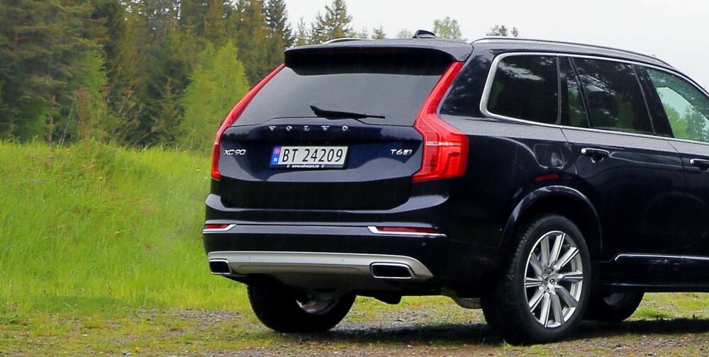 LØFT: En Volvo XC90 med nivåregulering kan løftes opptil 6 cm fra laveste posisjon (brukes i dynamisk modus og økomodus) til en egen offroadmodus. Normalmodusen, som Volvo kaller "komfort", ligger omtrent midt imellom. LØFT: En Volvo XC90 med nivåregulering kan løftes opptil 6 cm fra laveste posisjon (brukes i dynamisk modus og økomodus) til en egen offroadmodus. Normalmodusen, som Volvo kaller "komfort", ligger omtrent midt imellom.