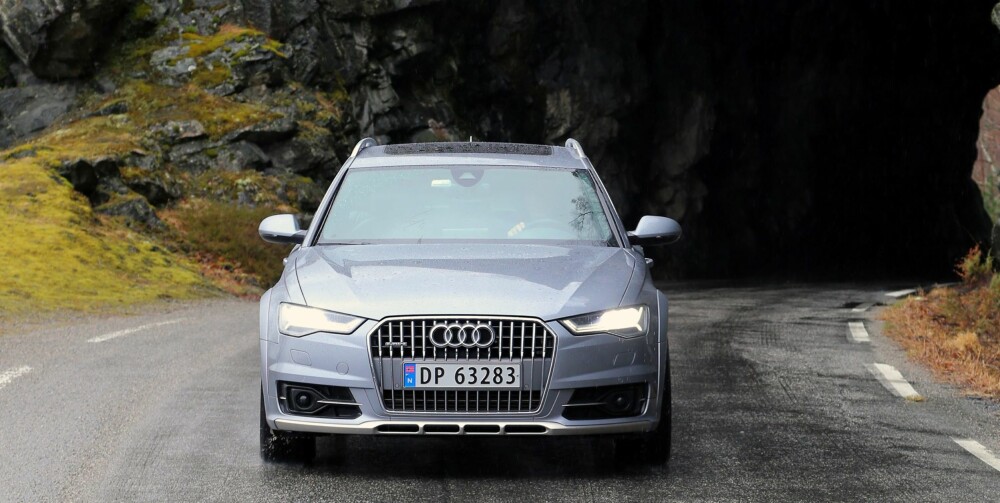 PONDUS: Audi A6 Allroad er nesten 5 meter lang og 1,9 meter bred. Økt bakkeklaring og Allroad-styling gir den en pondus en vanlig A6 ikke har. PONDUS: Audi A6 Allroad er nesten 5 meter lang og 1,9 meter bred. Økt bakkeklaring og Allroad-styling gir den en pondus en vanlig A6 ikke har.