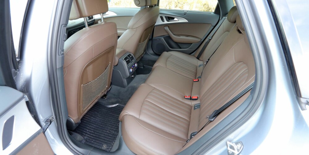 PLASS NOK: Audi A6 Allroad vinner ingen premier for best mulig plassutnyttelse - produsenter av såkalte premiumbiler tar seg ofte slike friheter. Men størrelsen i seg selv betyr at den er rommelig nok, selv om midtplassen i baksetet ikke er noe å trakte etter. PLASS NOK: Audi A6 Allroad vinner ingen premier for best mulig plassutnyttelse - produsenter av såkalte premiumbiler tar seg ofte slike friheter. Men størrelsen i seg selv betyr at den er rommelig nok, selv om midtplassen i baksetet ikke er noe å trakte etter.