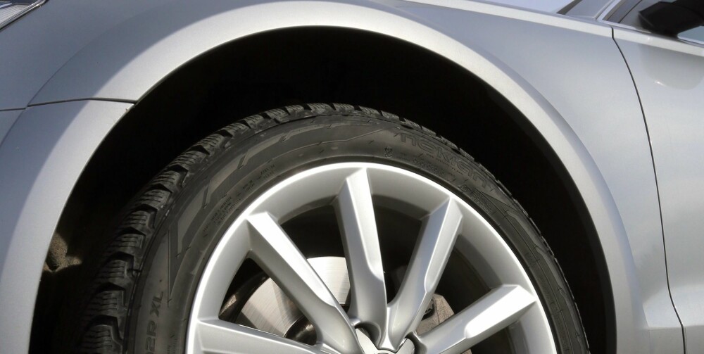 HØYT HEVET: Audi oppgir maksimal bakkeklaring for A6 Allroad til 21 cm. Her er luftfjæringen i offroadposisjon. Velger man dynamisk modus i stedet, ligger karosseriet tett på dekkene. HØYT HEVET: Audi oppgir maksimal bakkeklaring for A6 Allroad til 21 cm. Her er luftfjæringen i offroadposisjon. Velger man dynamisk modus i stedet, ligger karosseriet tett på dekkene.