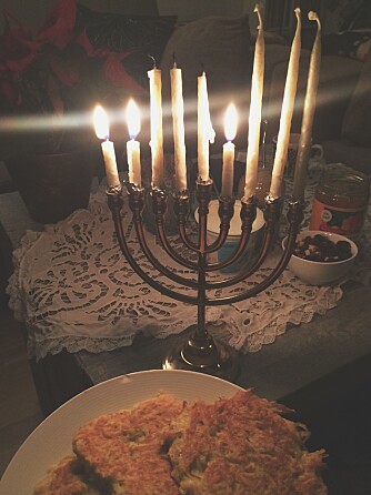 MENORAH: - Det viste seg at til tross for at jeg nesten alltid går med Davidstjerne og har den jødiske lysestaken menorah stående midt i stua, visste ikke kompisen min at jeg var jøde MENORAH: - Det viste seg at til tross for at jeg nesten alltid går med Davidstjerne og har den jødiske lysestaken menorah stående midt i stua, visste ikke kompisen min at jeg var jøde