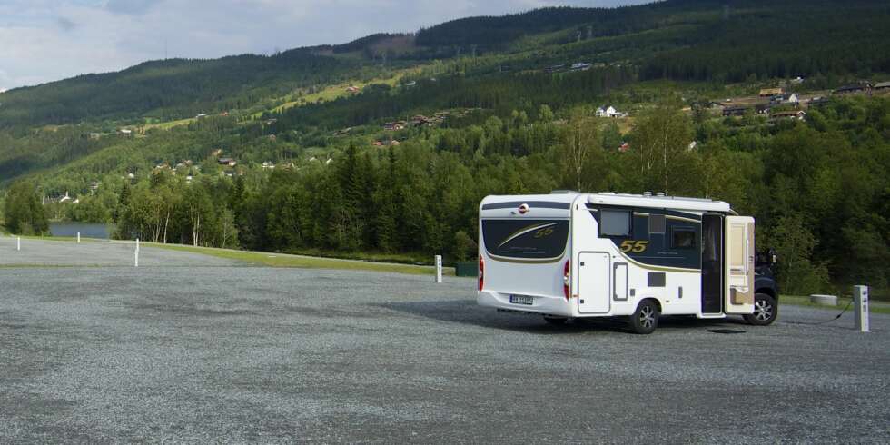 Ferieparken har egen bobilparkering på grus, men selvsagt kan du også stå på gress inne på hovedcampingen. Ferieparken har egen bobilparkering på grus, men selvsagt kan du også stå på gress inne på hovedcampingen.