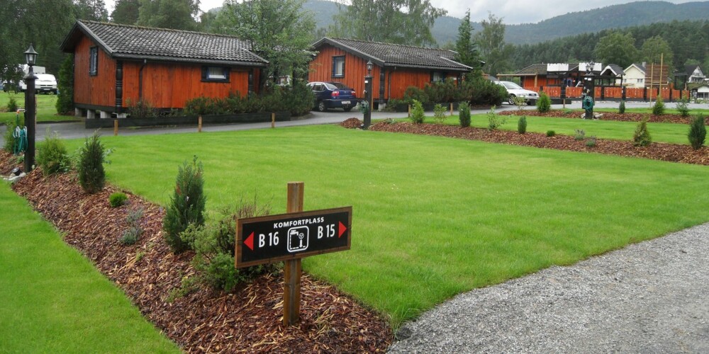 Sølvgarden har femti oppstillingsplasser for bobiler; alle med strøm, vann og TV. Sølvgarden har femti oppstillingsplasser for bobiler; alle med strøm, vann og TV.