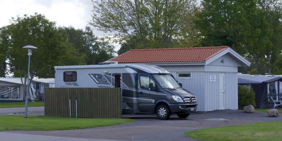 Servicestasjonen for bobiler er plassert sentralt nær utkjøringen. Servicestasjonen for bobiler er plassert sentralt nær utkjøringen.