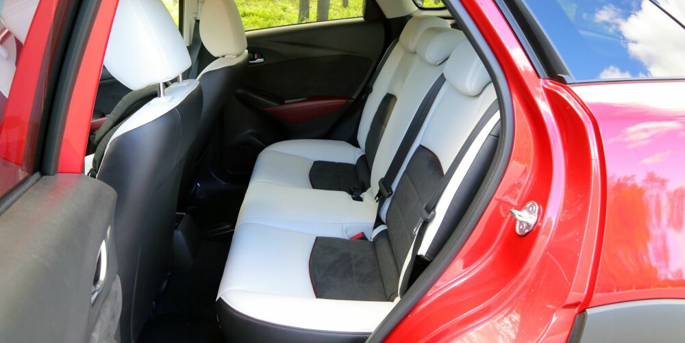 BEST FOR TO: Mazda CX-3 er ikke rommelig nok til å være en fullblods familiebil. Men er du ferdig med de største barnesetene, sitter barn fint til de blir langbente tenåringer. BEST FOR TO: Mazda CX-3 er ikke rommelig nok til å være en fullblods familiebil. Men er du ferdig med de største barnesetene, sitter barn fint til de blir langbente tenåringer.