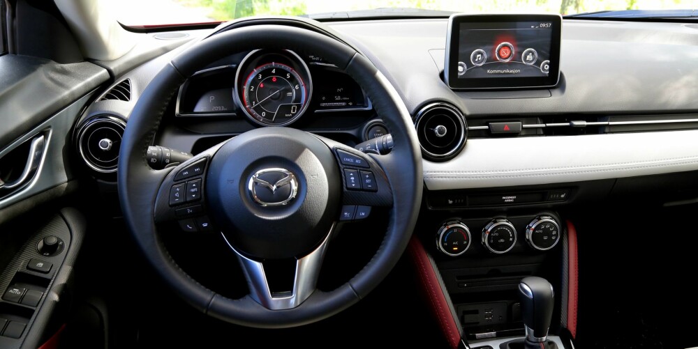 LETTKJØRT: Fin instrumentering, enkel betjening og god oversikt. Sammen med mye bra aktivt sikkerhetsutstyr gjør det Mazda CX-3 til en hyggelig bil å kjøre. LETTKJØRT: Fin instrumentering, enkel betjening og god oversikt. Sammen med mye bra aktivt sikkerhetsutstyr gjør det Mazda CX-3 til en hyggelig bil å kjøre.