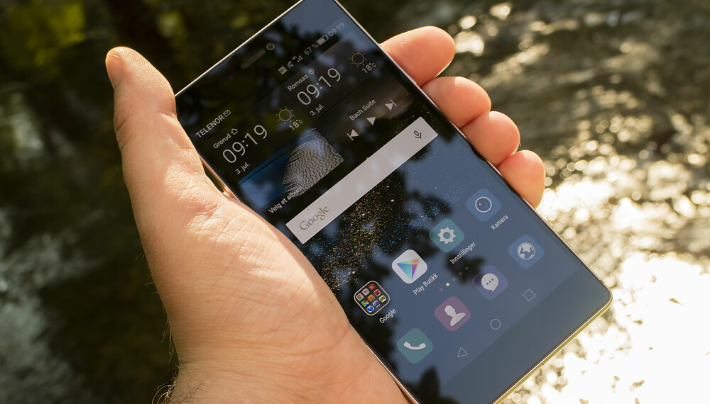 LYSSTERK: Huawei Ascend P8 har en 5,2 tommer skjerm som greier seg helt fint ute en sommerdag. LYSSTERK: Huawei Ascend P8 har en 5,2 tommer skjerm som greier seg helt fint ute en sommerdag.