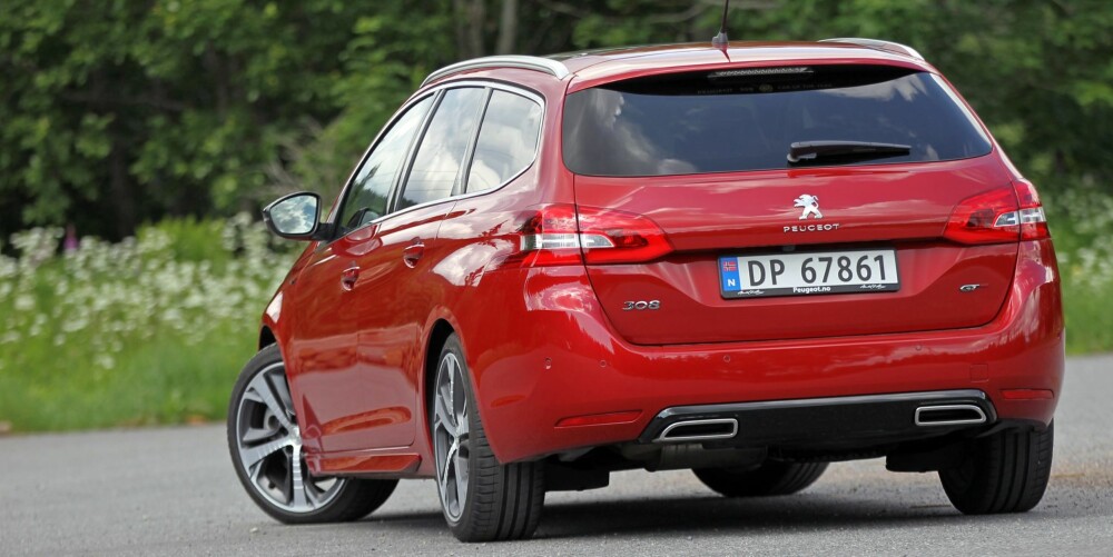 PASSE SPORTSLIG: Doble eksosrør, sideskjørt, 18-toms felger og GT-emblemer; Peugeot har gitt 308 GT et akkurat passe sportslig eksteriør. PASSE SPORTSLIG: Doble eksosrør, sideskjørt, 18-toms felger og GT-emblemer; Peugeot har gitt 308 GT et akkurat passe sportslig eksteriør.