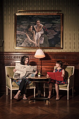 MED DEN ENE DATTEREN: Caitlin Moran og datteren Eavie i foajeen på Shangri-La hotel i Paris, 2013. MED DEN ENE DATTEREN: Caitlin Moran og datteren Eavie i foajeen på Shangri-La hotel i Paris, 2013.