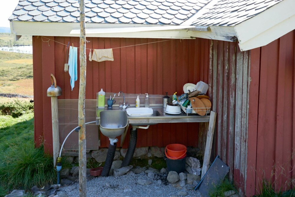 UTEKJØKKEN: Livet på stølen er enkelt, uten innlagt vann og strøm. Oppvasken tas ute med oppvarmet vann fra vedovnen.
UTEKJØKKEN: Livet på stølen er enkelt, uten innlagt vann og strøm. Oppvasken tas ute med oppvarmet vann fra vedovnen.