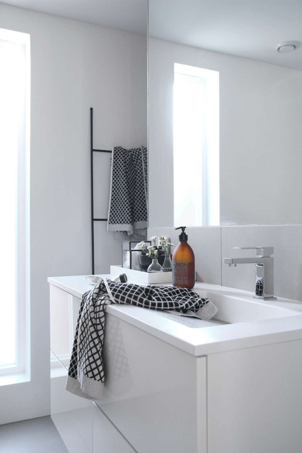 GODT KJØP: I likhet med resten av huset er badet minimalistisk og stilrent. Vasken, som Therese og mannen tegnet selv, er et av interiørdesignerens beste kjøp. GODT KJØP: I likhet med resten av huset er badet minimalistisk og stilrent. Vasken, som Therese og mannen tegnet selv, er et av interiørdesignerens beste kjøp.
