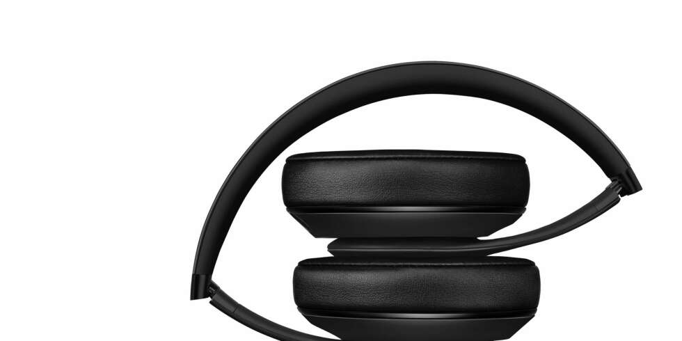 PORTABLE: Studio Wireless har fordel av å kunne foldes sammen, og det medfølger også en kompakt oppbevaringsboks. PORTABLE: Studio Wireless har fordel av å kunne foldes sammen, og det medfølger også en kompakt oppbevaringsboks.