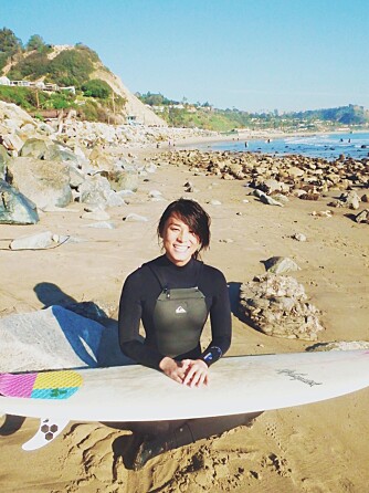 AKTIV: Kylie surfer i fritiden. AKTIV: Kylie surfer i fritiden.