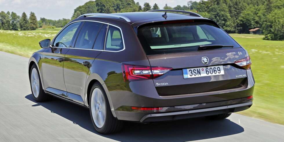 FAMILIEBIL: Skoda Superb er en familiebil som dekker de aller fleste behov. Med 280 hk er den i tillegg rask. FOTO: Produsent FAMILIEBIL: Skoda Superb er en familiebil som dekker de aller fleste behov. Med 280 hk er den i tillegg rask. FOTO: Produsent