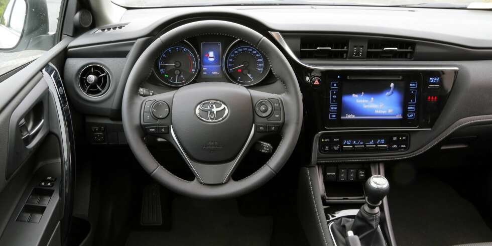 SER BEDRE UT: Dashbord og førermiljø er blitt mer moderne og innbydende i faceliftutgaven av Toyota Auris. SER BEDRE UT: Dashbord og førermiljø er blitt mer moderne og innbydende i faceliftutgaven av Toyota Auris.