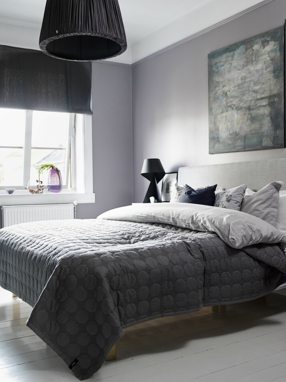 HULESTEMNING: Veggene i soverommet er malt i fargen Lady Lys Aubergine 3206 og bidrar til lun og god stemning. Maleri av Arne Jan Espeland, sengeteppe fra Hay. Den stofftrukkede pendelen er fra Tine K. Home, bordlampe fra Habitat. HULESTEMNING: Veggene i soverommet er malt i fargen Lady Lys Aubergine 3206 og bidrar til lun og god stemning. Maleri av Arne Jan Espeland, sengeteppe fra Hay. Den stofftrukkede pendelen er fra Tine K. Home, bordlampe fra Habitat.