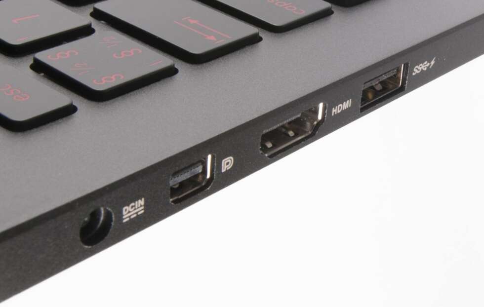 GREIT: Tre USB-porter,
HDMI og DisplayPort er ikke så galt på en så slank pakke. Det er også bra at tilkoblingene er trukket
godt tilbake fra fronten. GREIT: Tre USB-porter,
HDMI og DisplayPort er ikke så galt på en så slank pakke. Det er også bra at tilkoblingene er trukket
godt tilbake fra fronten.