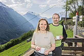200 METER LANG SPREKK: Gården til Iris og Arnfinn Westerås ligger 320 meter over Geirangerfjorden.
– Et ras kan skje i vår levetid, men vi velger å leve som før og ønsker ikke å flytte herfra. Det finnes ikke et vakrere sted i verden, sier Arnfinn. 200 METER LANG SPREKK: Gården til Iris og Arnfinn Westerås ligger 320 meter over Geirangerfjorden.
– Et ras kan skje i vår levetid, men vi velger å leve som før og ønsker ikke å flytte herfra. Det finnes ikke et vakrere sted i verden, sier Arnfinn.