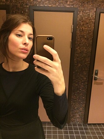 SELFIE: Sånn ser det ut når Helena øver på å ta selfie - før hun sletter bildet i skamfull panikk. SELFIE: Sånn ser det ut når Helena øver på å ta selfie - før hun sletter bildet i skamfull panikk.